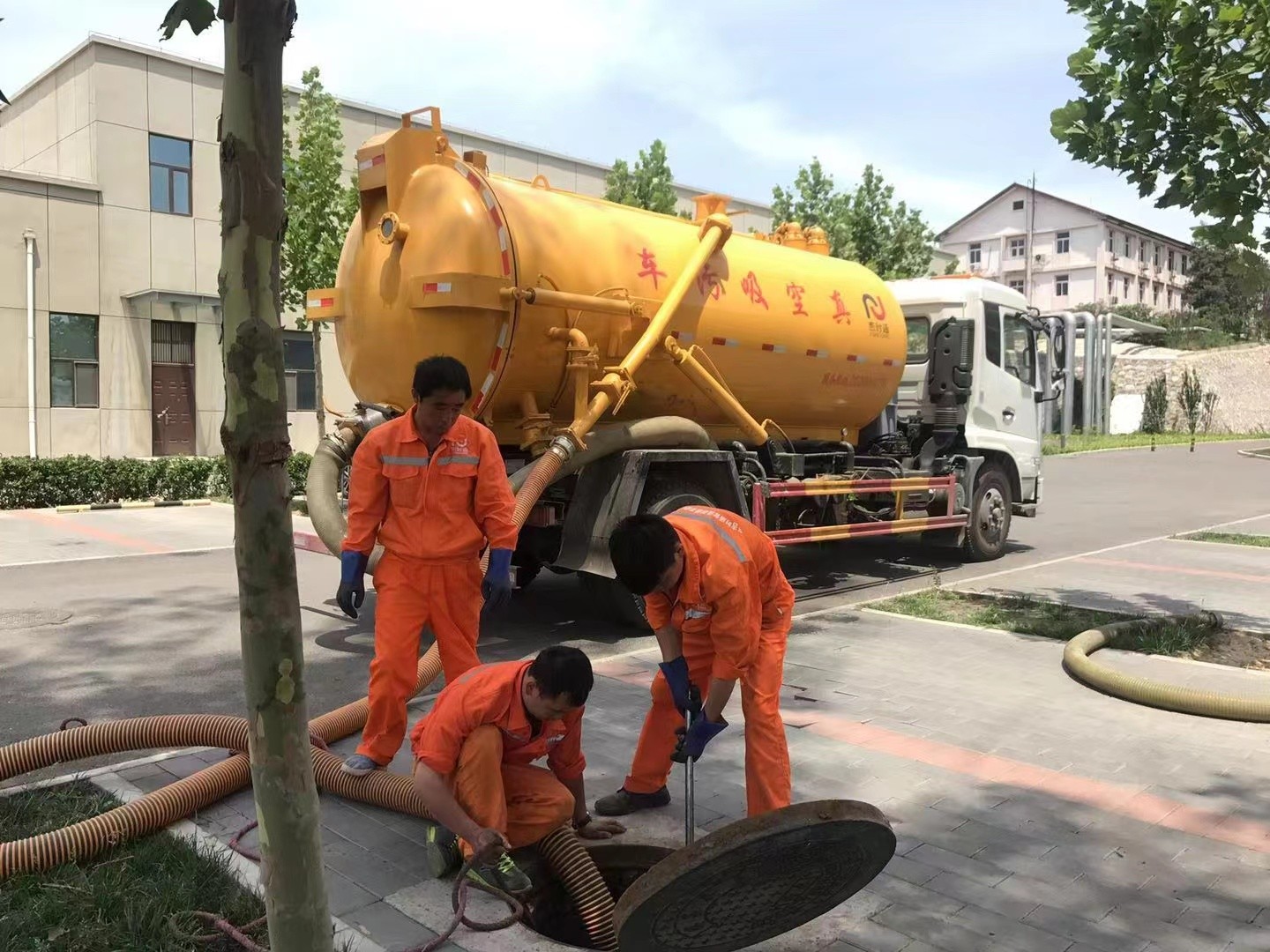 思礼镇管道疏通车停在窨井附近