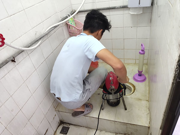 思礼镇管道堵塞冒臭气 专业师傅现场解决问题